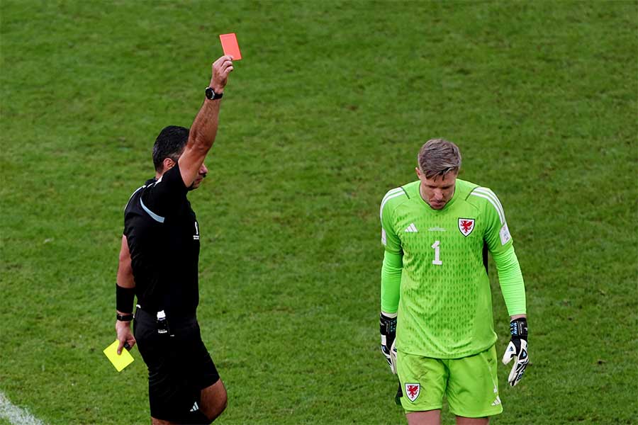 カタールW杯”レッドカード第1号”となったウェールズ代表GKウェイン・ヘネシー【写真：ロイター】