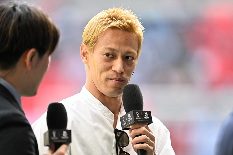 カンボジア代表の指揮を執る本田圭佑【写真：徳原隆元（FOOTBALL ZONE特派）】