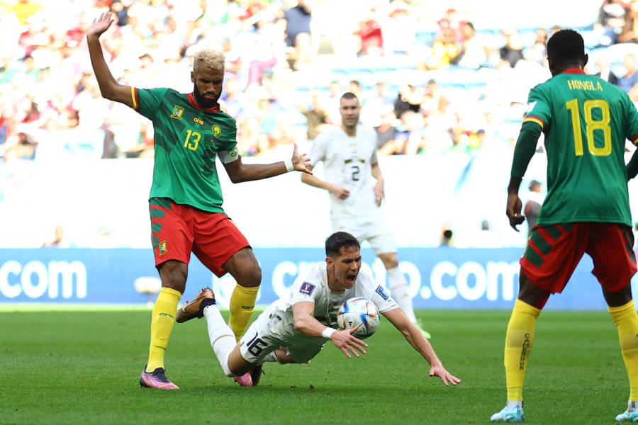 カメルーンがあわや“ピンボール失点”【写真：ロイター】