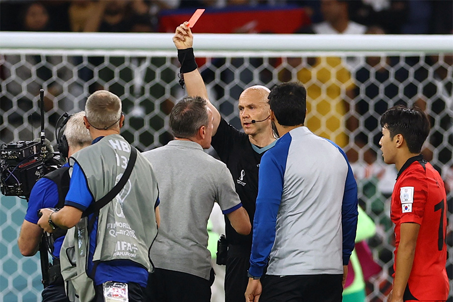 パウロ・ベント監督にレッドカードが提示【写真:ロイター】