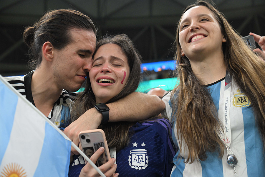 観戦中に涙を流していたアルゼンチンサポーター【写真：徳原隆元（FOOTBALL ZONE特派）】