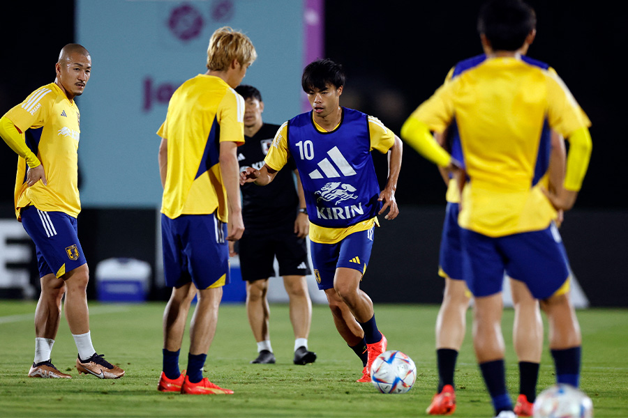 遠藤航が右膝痛のためホテルで調整【写真：ロイター】