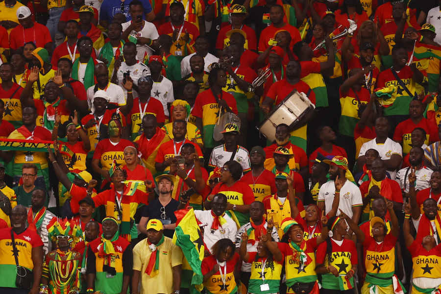 ガーナサポーターのごみ拾いに注目【写真：ロイター】