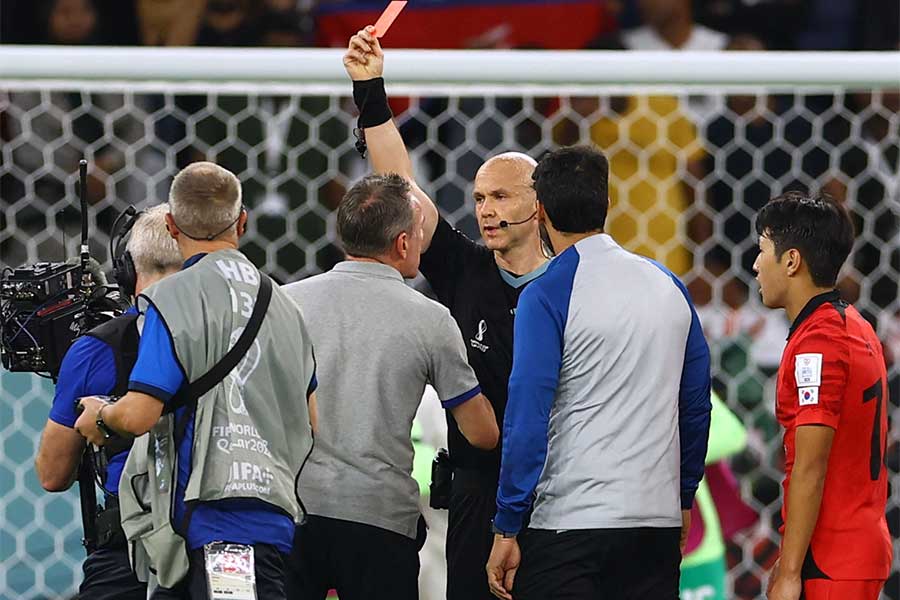 アンソニー・テイラー主審（中央）に対しSNSで非難の声が【写真：ロイター】