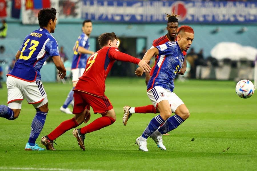 長友佑都が倒された場面に本田が対応【写真：ロイター】