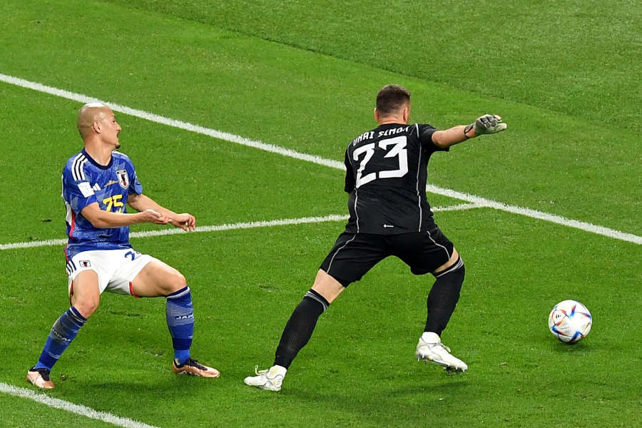 相手GKのテクニックに本田が驚き【写真:ロイター】