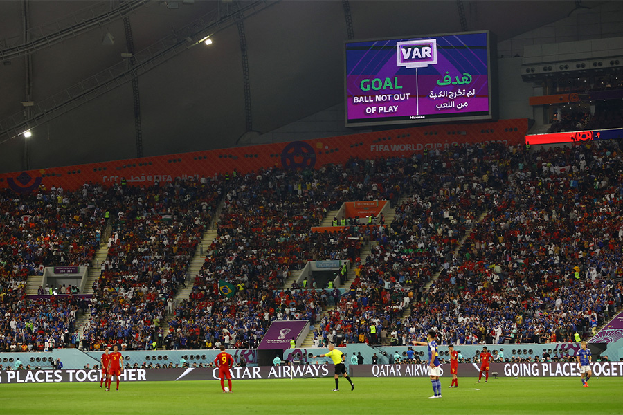 スペイン戦でVARチェックが行われている瞬間【写真：ロイター】