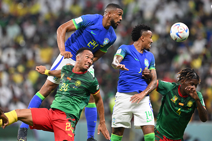 カメルーン×ブラジルでは、激しい球際の攻防が繰り広げられた【写真：徳原隆元（FOOTBALL ZONE特派）】