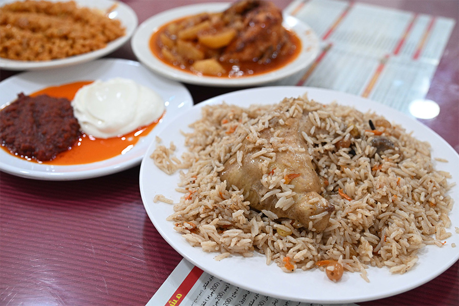カタールの飲食店は夜遅くでも賑わっていた【写真：徳原隆元（FOOTBALL ZONE特派）】
