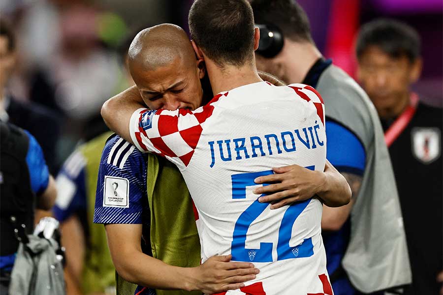 前田大然が敗戦に涙【写真：ロイター】