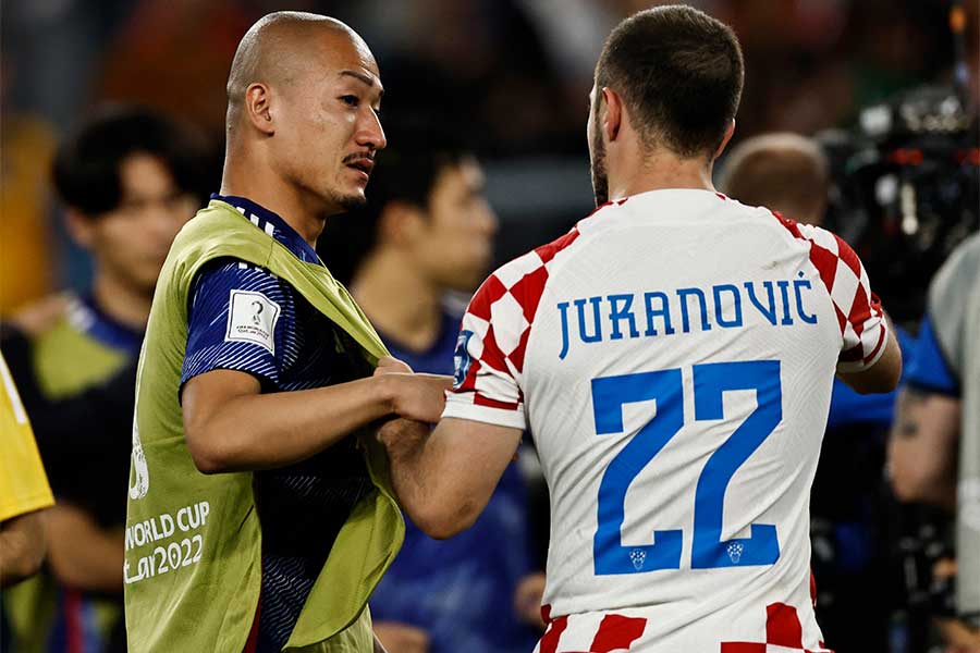 前田大然とユラノビッチの感動シーンが話題に【写真：ロイター】