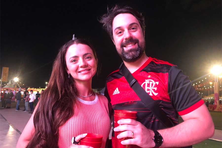 ブラジルの応援に駆け付けたカルロスさん（右）と配偶者のルッソさん【写真：FOOTBALL ZONE編集部】