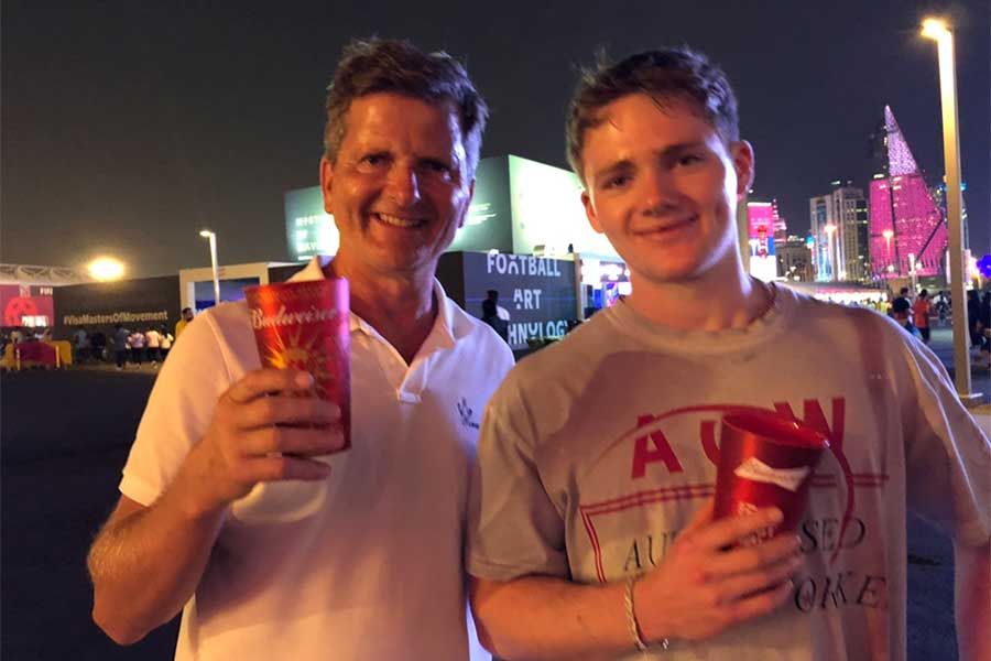 イングランドから観戦に訪れたロジャーさん・オシアさん親子【写真:FOOTBALL ZONE編集部】