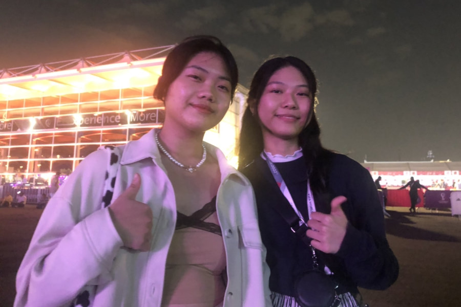 フィリピンから来ているカタール在住の学生のノーイさんとマイさん【写真：FOOTBALL ZONE編集部】