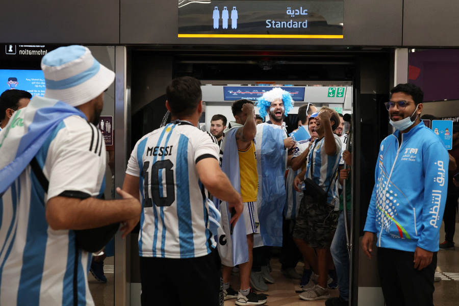 朝5時から深夜3時まで運航しているメトロに乗り込むファン【写真：ロイター】
