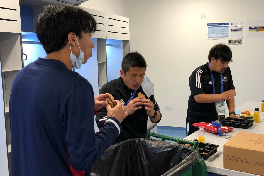 ロッカーに用意されているスナックの新たな食べ方を発見した大津選手(手前)【写真提供:横浜F・マリノス】