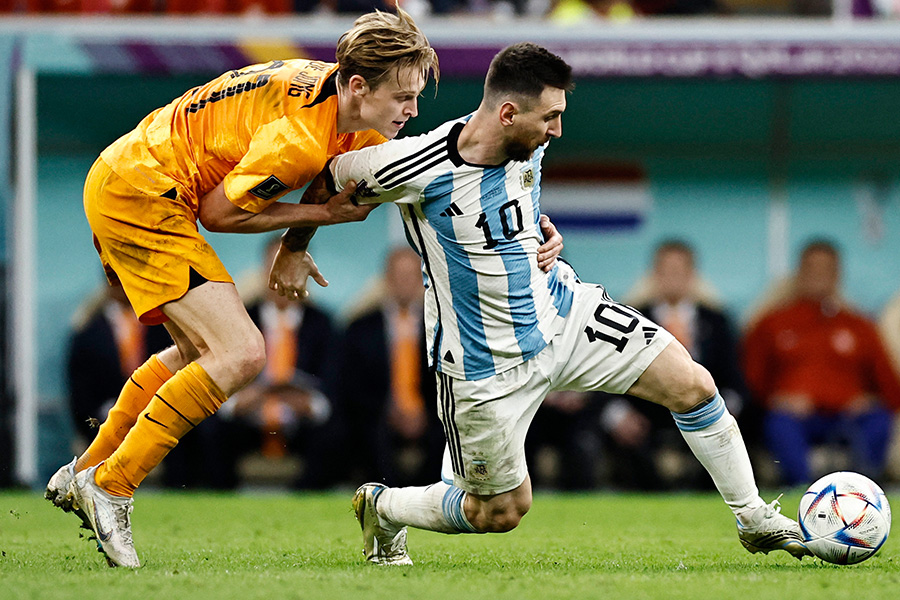 デ・ヨングとマッチアップするメッシ【写真：ロイター】