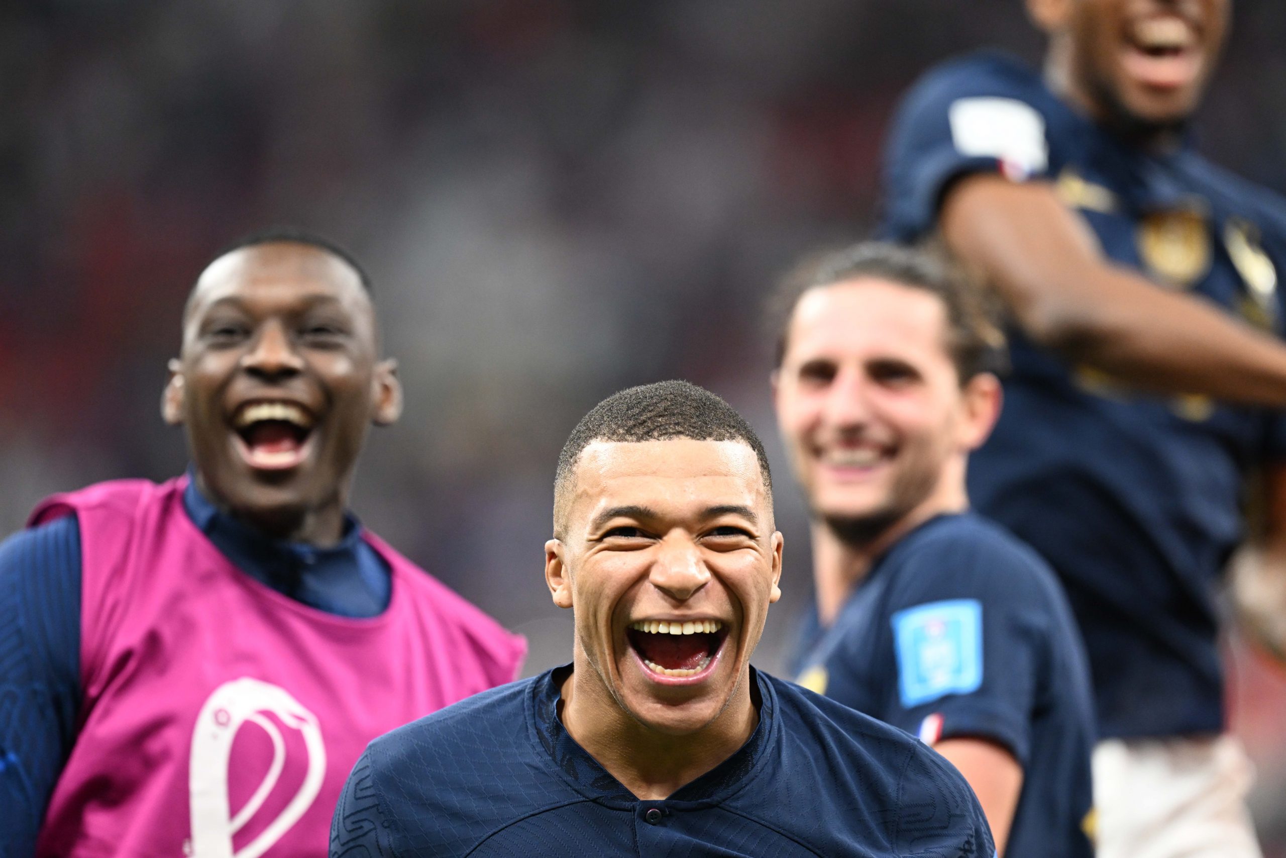試合後に笑顔を見せるフランスの選手たち【写真：徳原隆元（FOOTBALL ZONE特派）】