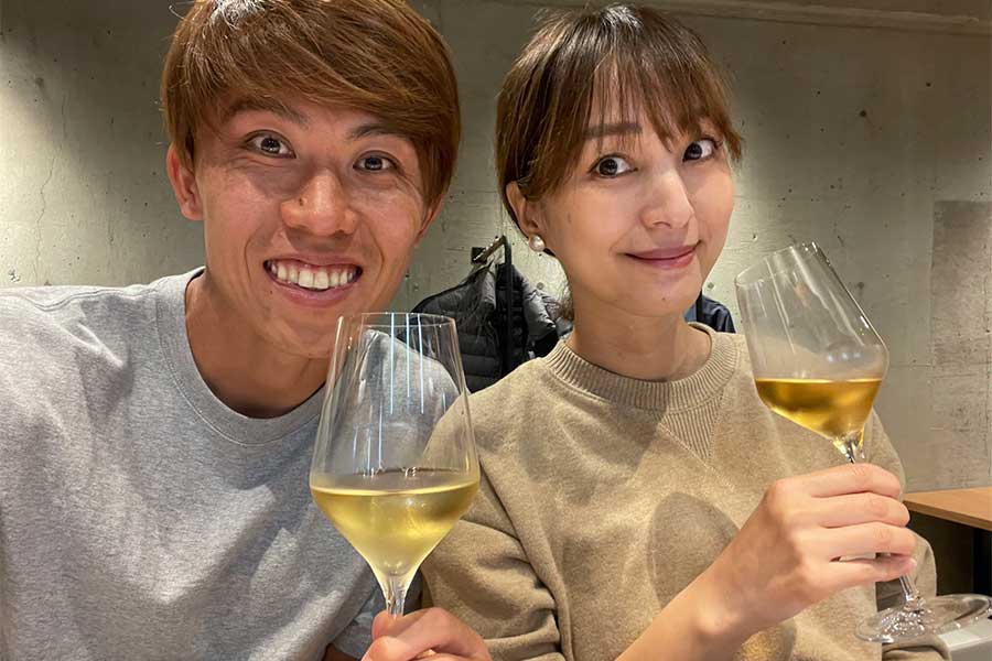 元日本代表DF太田宏介（左）と妻の福間文香さん【写真：本人提供】