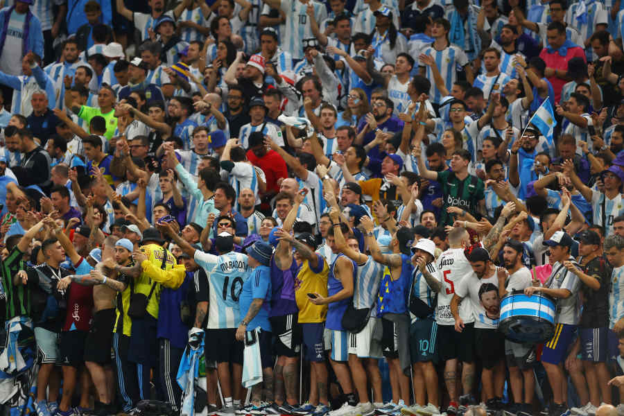 ディエゴコールをするアルゼンチンサポーター【写真：ロイター】