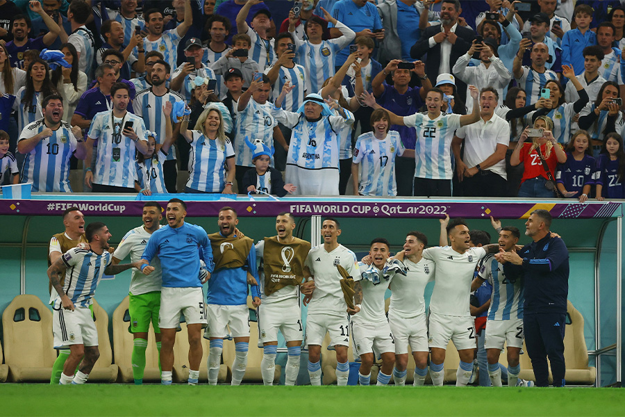 熱狂的なアルゼンチンサポーターに注目【写真：ロイター】