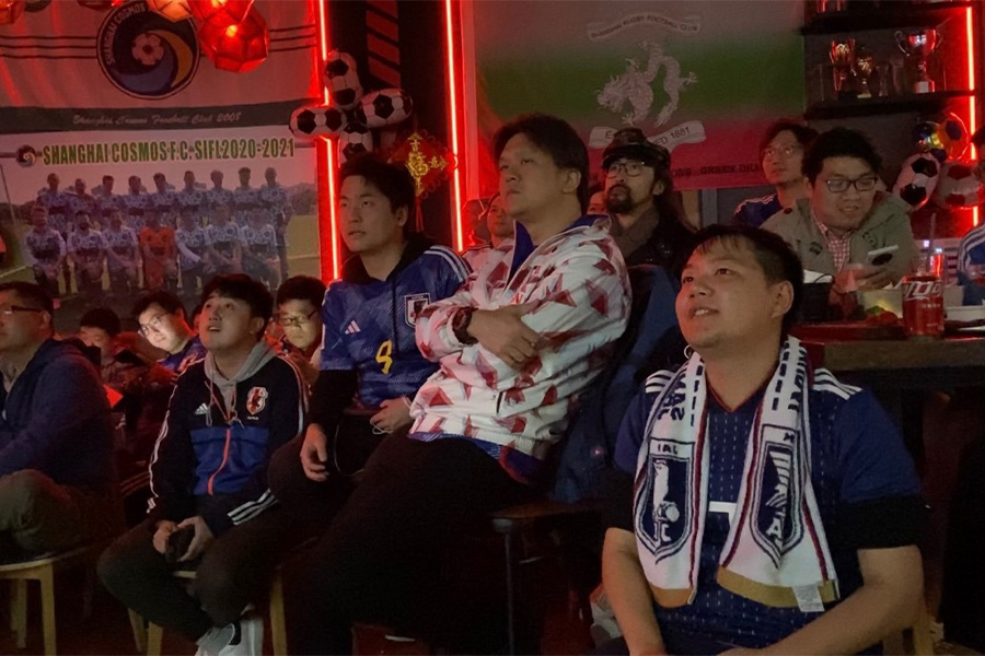 W杯ドイツ戦を観戦する「SAMURAI BLUE応援会上海支部」と筆者【写真：久保田嶺】