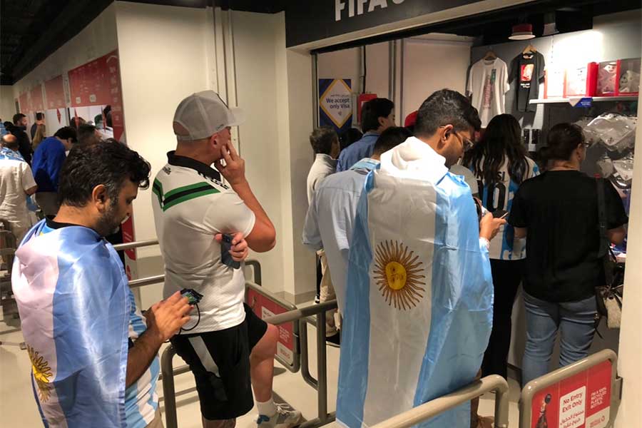 アルゼンチンサポーターがグッズを爆買い【写真:FOOTBALL ZONE編集部】