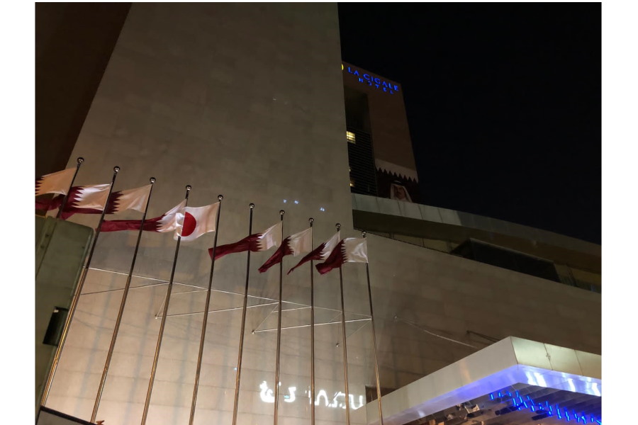 宿泊ホテルの外にはカタールと日本の国旗が高揚【写真提供：横浜F・マリノス】