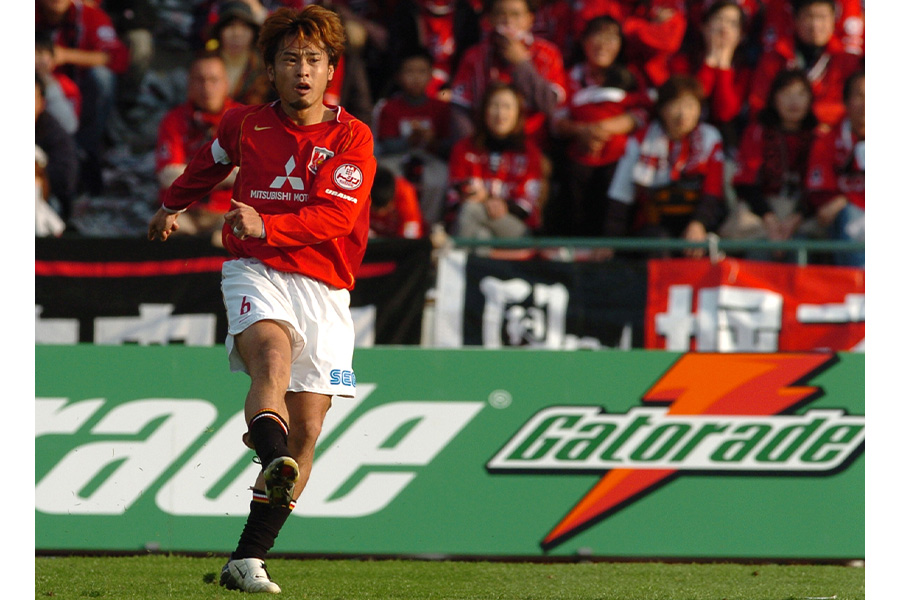 かつて浦和レッズでプレーしキャプテンマークを巻いたDF山田暢久【写真:Getty Images】