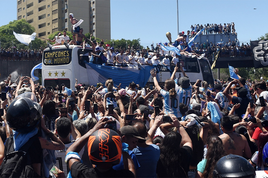 大観衆がアルゼンチン代表の選手たちを出迎えた【写真：ロイター】