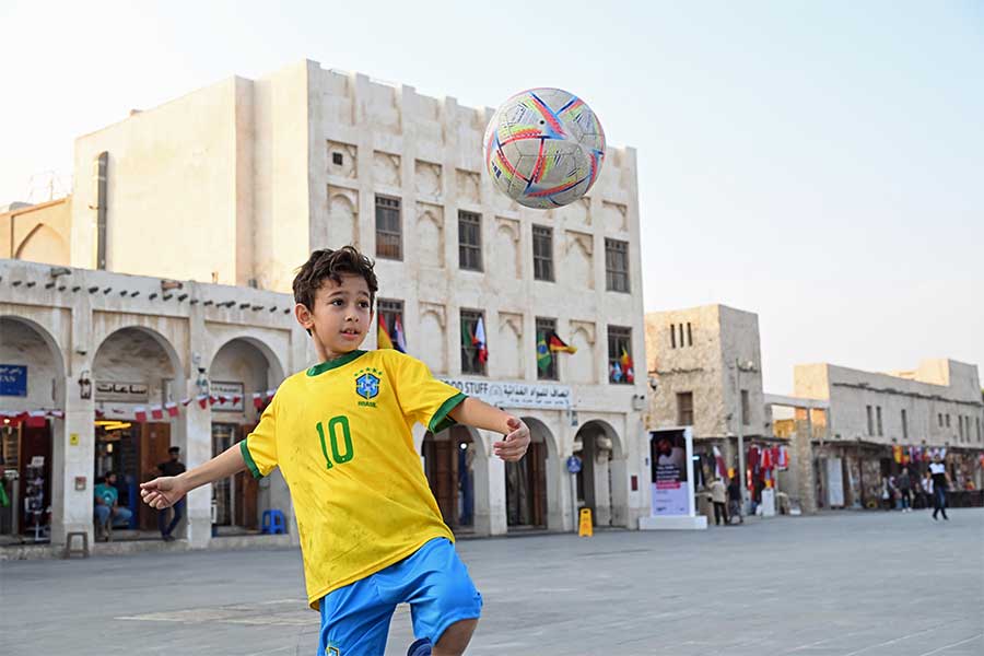 市場でサッカーに興じる少年【写真：徳原隆元（FOOTBALL ZONE特派）】