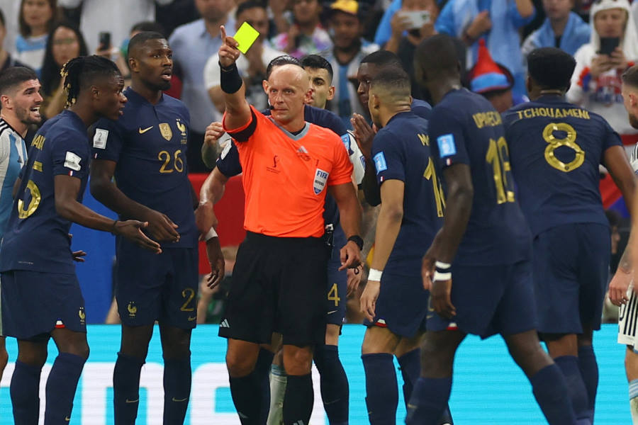 サポーターたちは決勝のレフェリングに納得がいかない模様【写真:ロイター】