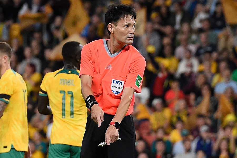 ベトナム対マレーシアで主審を務めた佐藤隆治【写真：Getty Images】