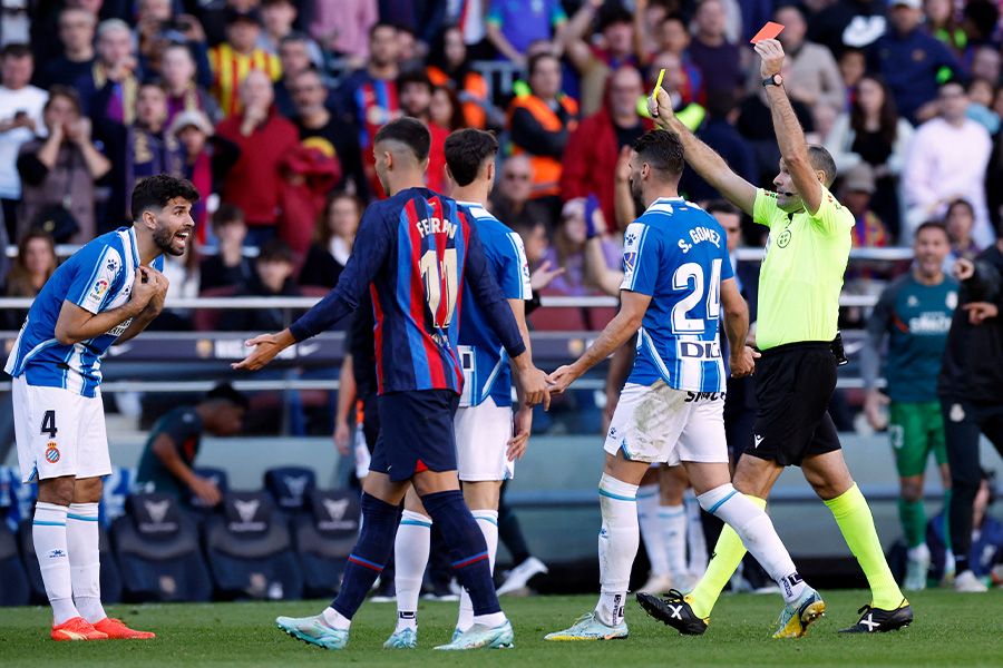 バルセロナとエスパニョールのダービーマッチは大荒れの一戦に【写真：ロイター】