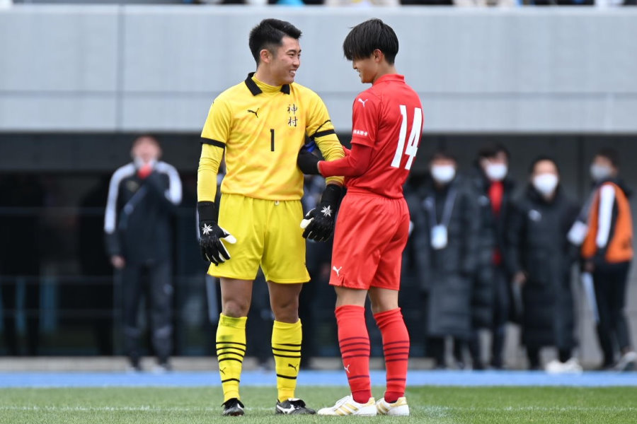 大迫塁から広川豪琉に渡されたキャプテンマーク【写真：中戸川知世】