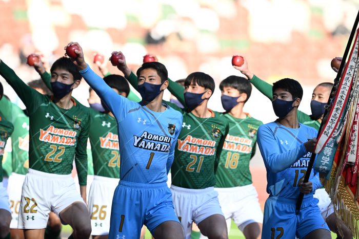 高校サッカー選手権、マスク着用行進にSNS疑問の声　開会式の光景に「変だよ絶対」「世界の笑い物」