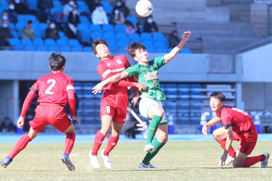 青森山田に果敢に挑む東山【写真：河合 拓】