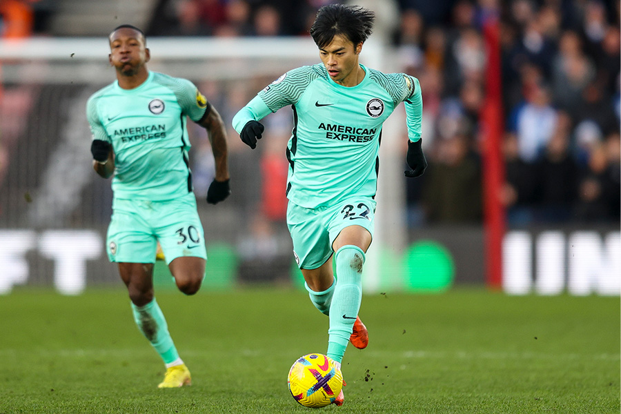 三笘薫がドリブル回数で3位にランクイン【写真：Getty Images】