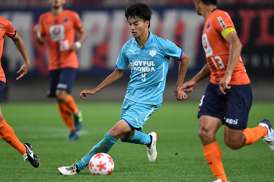 プロ契約を辞退し、筑波大学へ進学をした三笘薫【写真：Getty Images】