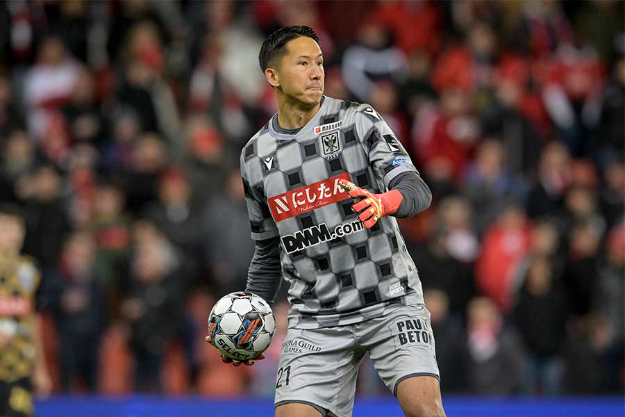 開始46秒で一発退場となったシュミット・ダニエル【写真：Getty Images】