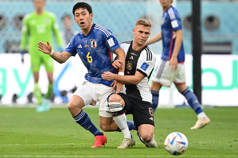 キミッヒと中盤でマッチアップした遠藤航【写真：徳原隆元】