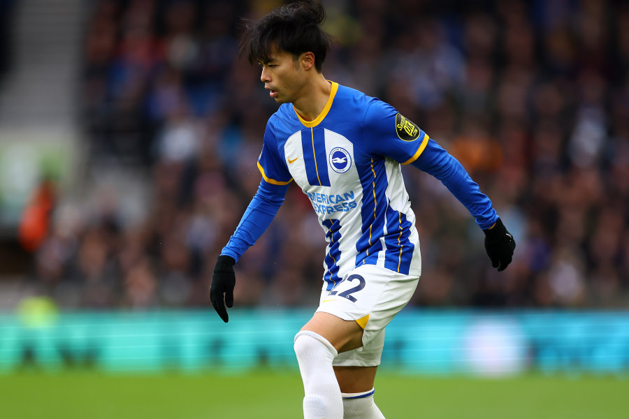 左サイドで何度もドリブルを仕掛けた三笘薫【写真:Getty Images】