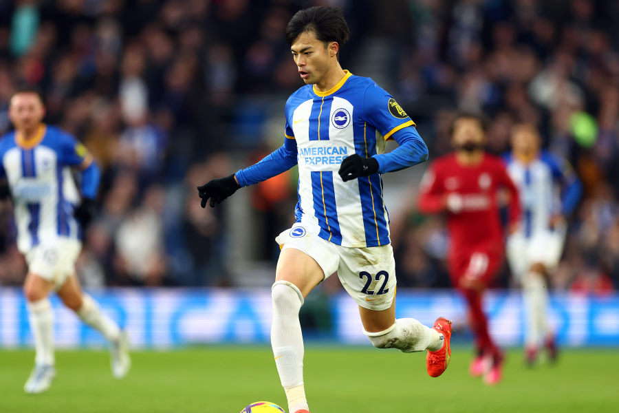 左サイドで何度もドリブルを仕掛けた三笘薫【写真：Getty Images】