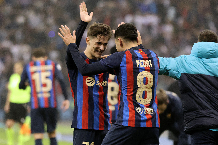 全3ゴールに絡んだMFガビ(写真左)【写真:ロイター】