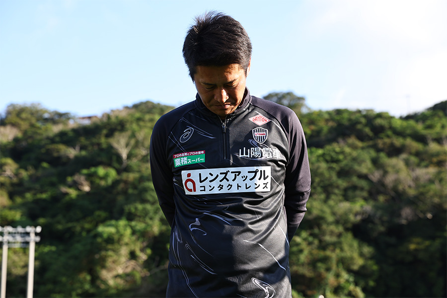 神戸の吉田孝行監督【写真：(C) VISSEL KOBE】