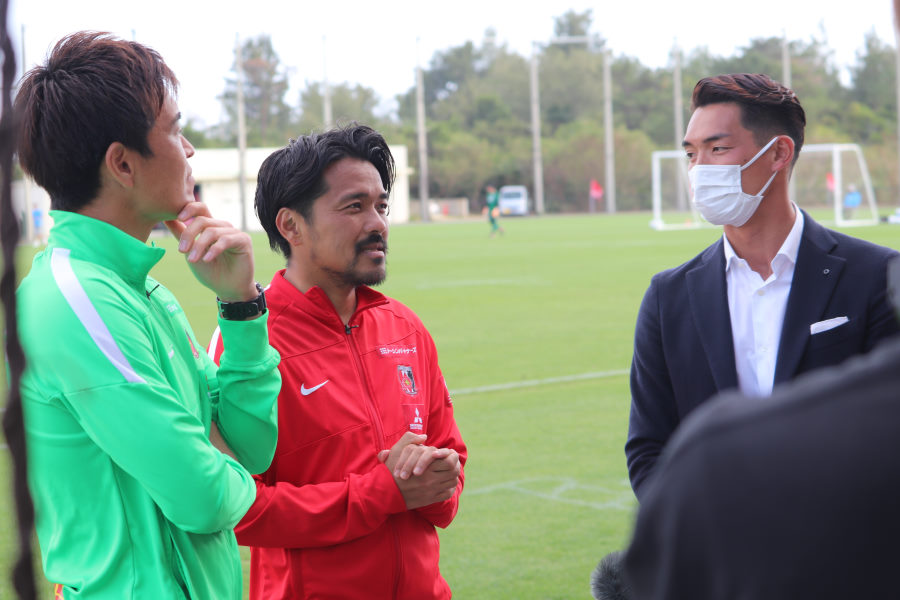 西川と興梠と話す昨季限りで現役を引退した元日本代表DF槙野智章氏（右）【写真：轡田哲朗】