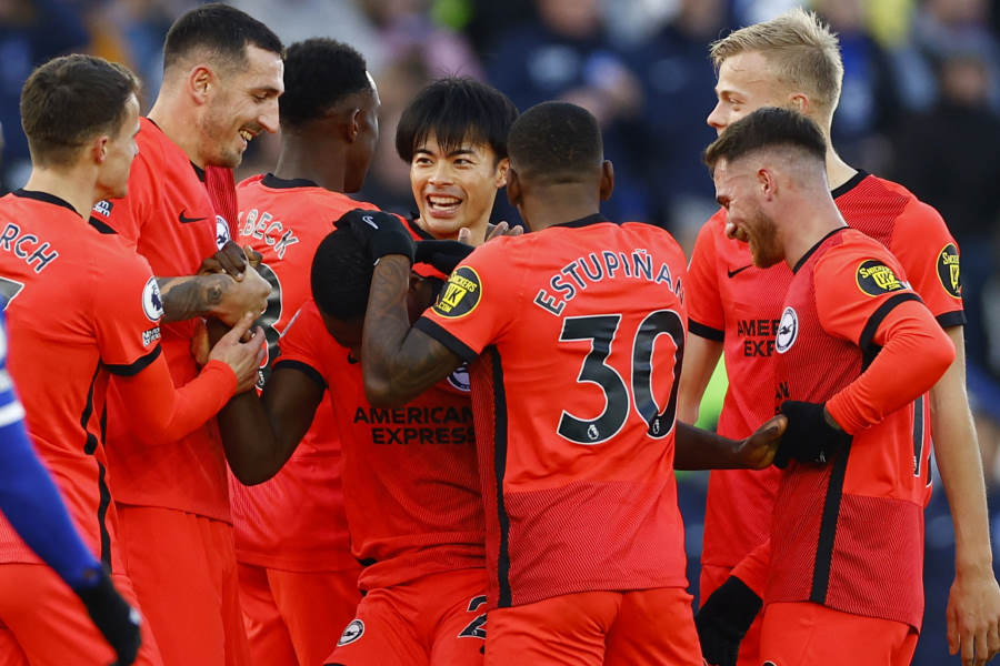 圧巻ゴールで祝福をされるブライトンの日本代表MF三笘薫【写真：ロイター】