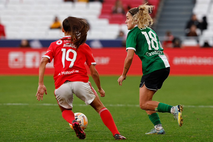 女子サッカー、ベンフィカ対スポルティング戦でホワイトカードが提示【写真：Getty Images】