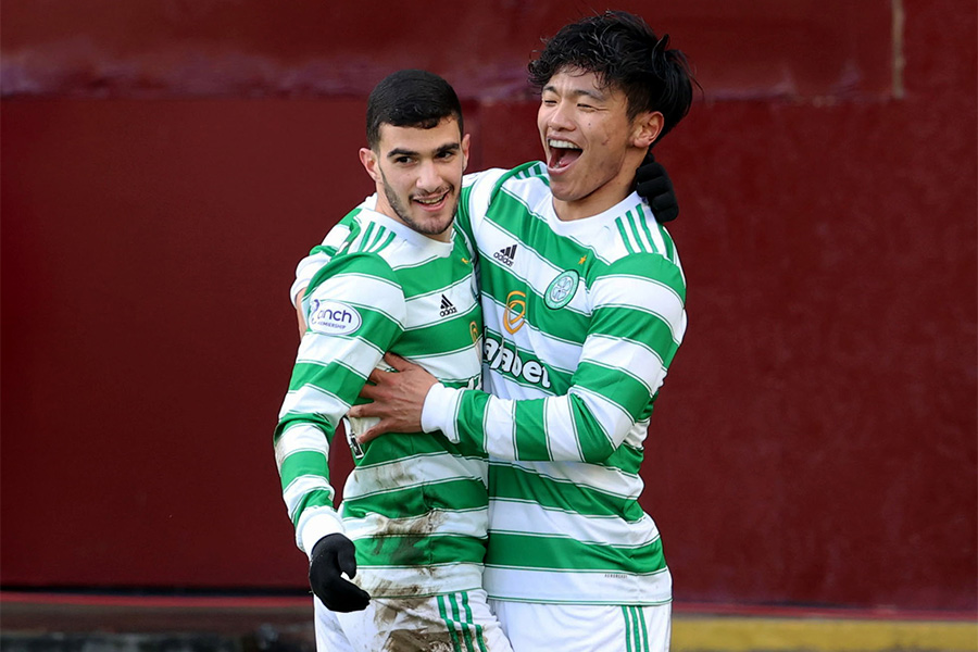 ゴールを決めたFWリエル・アバダとアシストをしたDF旗手怜央【写真：Getty Images】