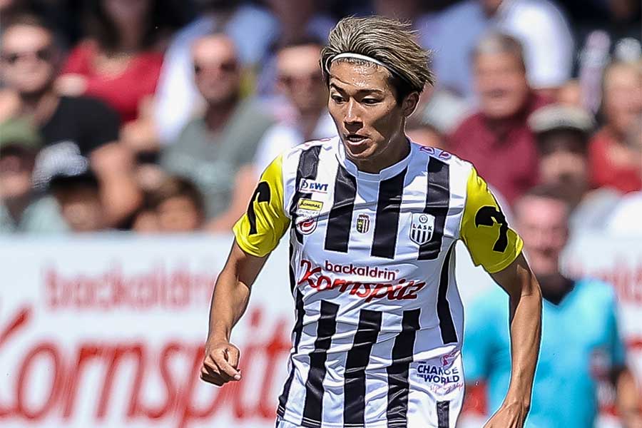オーストリアでプレーするFW中村敬斗【写真：Getty Images】